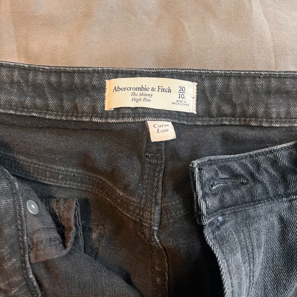 A&F skinny hi rise curve love size 30L. Two toned grey and black.